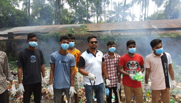 স্টাফ রিপোর্টার: খানজাহান আলী থানা যুবদল নেতা মো: রাসেল মাহমুদ রক্তিমের নেতৃত্বে দীর্ঘদিন ধরে সড়ক জুড়ে জমে থাকা ময়লার স্তুপ পরিষ্কার করা হয়েছে। খুলনা সিটি কর্পোরেশনের ২ নম্বর ওয়ার্ডের সোনালী জুট মিলস থেকে কেবল শিল্পের দিকে যাওয়ার সড়কের পূর্ব পাশে বহুদিন ধরে ময়লার স্তূপ পড়ে ছিল। এতে পথচারীসহ সাধারণ মানুষকে চরম ভোগান্তি পোহাতে হচ্ছিল। দুর্গন্ধে অনেক সময় মানুষকে মুখে কাপড় দিয়ে চলাচল করতে হতো। সিটি কর্পোরেশন এ বিষয়ে কার্যকর পদক্ষেপ না নেওয়ায় গতকাল বেলা সাড়ে ১১টায় বিএনপি’র কেন্দ্রীয় ছাত্র বিষয়ক সম্পাদক ও খুলনা-৩ আসনের ধানের শীষের প্রার্থী আলহাজ রকিবুল ইসলাম বকুলের নির্দেশনায় এ পরিষ্কার-পরিচ্ছন্ন কর্মসূচি পালন করা হয়। কর্মসূচিতে উপস্থিত ছিলেন যুবদল নেতা তামিম, আকিব, তানভীর, রুবেল, জুবায়ের, মুন্না, টিপু, শরিফুলসহ অন্যান্য নেতাকর্মীরা। এ সময় যুবদল নেতা মো: রাসেল মাহমুদ রক্তিম বলেন, "আমাদের এই পরিষ্কার-পরিচ্ছন্ন কর্মসূচি অব্যাহত থাকবে। জনগণের পাশে থেকেই ছোট ছোট ভালো কাজের মাধ্যমে আমরা সমাজে ইতিবাচক পরিবর্তন আনতে চাই।"