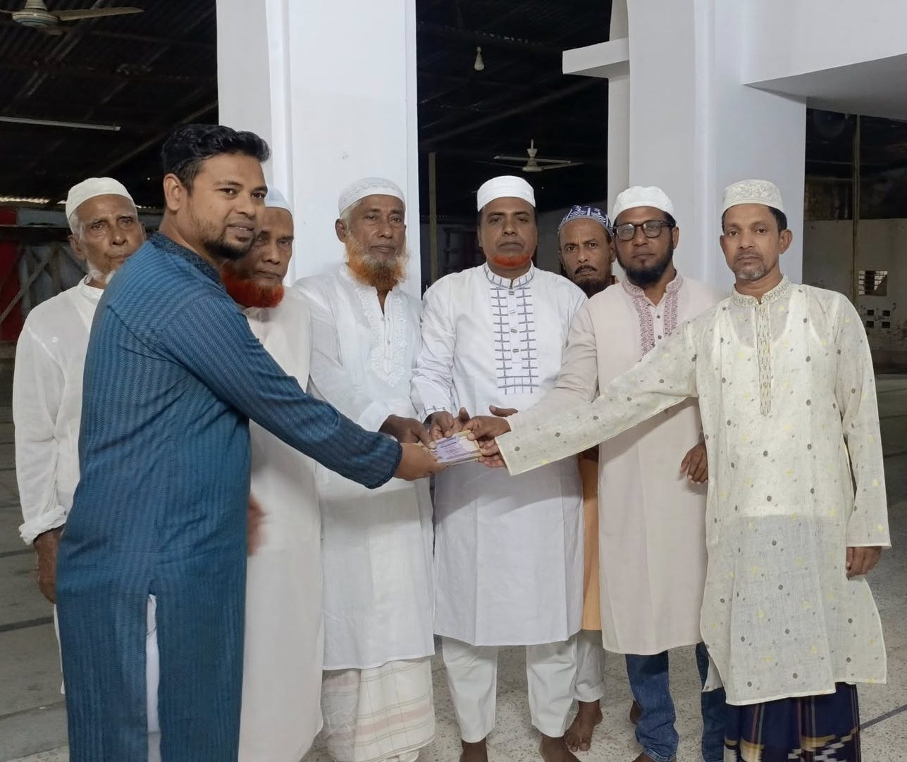 সোনালী জুট মিলস জামে মসজিদের উন্নয়নে আলহাজ্ব রকিবুল ইসলাম বকুলের এক লক্ষ টাকার অনুদান