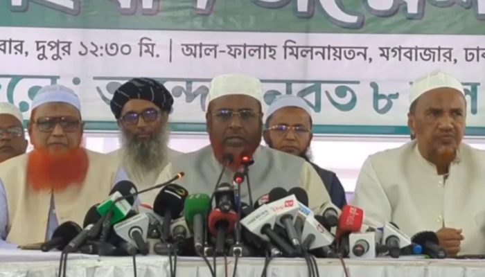 ‘গোপন শলাপরামর্শে বদলি’—নিরপেক্ষতার প্রশ্নে উদ্বেগ দলে আসন্ন জাতীয় নির্বাচনের আগে জেলা প্রশাসক ও উপজেলা নির্বাহী কর্মকর্তাসহ প্রশাসনের বিভিন্ন পর্যায়ে রদবদলকে ‘পক্ষপাতমূলক’ আখ্যা দিয়েছে জামায়াতে ইসলামি। দলটির সেক্রেটারি জেনারেল মিয়া গোলাম পরওয়ার অভিযোগ করেছেন—একটি নির্দিষ্ট রাজনৈতিক দলকে সন্তুষ্ট করতে গোপন পরামর্শের ভিত্তিতে এসব পরিবর্তন করা হয়েছে, যা নির্বাচনী সমতা নষ্ট করছে। রবিবার (১৬ নভেম্বর) রাজধানীর মগবাজারের আল ফালাহ মিলনায়তনে আটটি দলের যৌথ সংবাদ সম্মেলনে তিনি এসব কথা বলেন। ‘লেভেল প্লেয়িং ফিল্ড নষ্ট হচ্ছে’—মিয়া গোলাম পরওয়ার সংবাদ সম্মেলনে মিয়া গোলাম পরওয়ার বলেন, “ডিসি, ইউএনওসহ প্রশাসনের গুরুত্বপূর্ণ পদে যেভাবে বদলি ও নিয়োগ হচ্ছে, তা নির্বাচনী নিরপেক্ষতার পরিপন্থী। আমরা প্রধান উপদেষ্টার প্রতি আহ্বান জানাচ্ছি—তিনি যেন এ প্রক্রিয়ায় নিরপেক্ষ অবস্থান নিশ্চিত করেন।” আট দলের বৈঠক ও আন্দোলন অব্যাহত রাখার ঘোষণা এর আগে সকালে জামায়াতের কেন্দ্রীয় কার্যালয়ে দলটির আমির শফিকুর রহমানের সভাপতিত্বে আটটি রাজনৈতিক দলের শীর্ষ নেতারা বৈঠক করেন। বৈঠক শেষে সংবাদ সম্মেলনে জানানো হয়—জুলাই জাতীয় সনদ (সংবিধান সংস্কার) ও গণভোটের দাবিসহ পাঁচ দফা আন্দোলন অব্যাহত রাখা হবে। মিয়া গোলাম পরওয়ার বলেন, “আমাদের কিছু দাবি আংশিক পূরণ হলেও, সেগুলোর পূর্ণ বাস্তবায়ন না হওয়া পর্যন্ত আট দলের যৌথ আন্দোলন চলবে। লিঁয়াজো কমিটি শিগগিরই পরবর্তী কর্মসূচি ঠিক করবে।” গণভোট ও জাতীয় নির্বাচনের ঘোষণায় সাধারণ মানুষের সংশয় একই দিনে গণভোটের তারিখ ও জাতীয় নির্বাচনের ঘোষণা আসায় মানুষের মনে বিভ্রান্তি তৈরি হয়েছে মন্তব্য করে জামায়াতের সেক্রেটারি জেনারেল বলেন—এই অনিশ্চয়তার অবসান ঘটানোর দায়িত্ব সরকারকেই নিতে হবে।