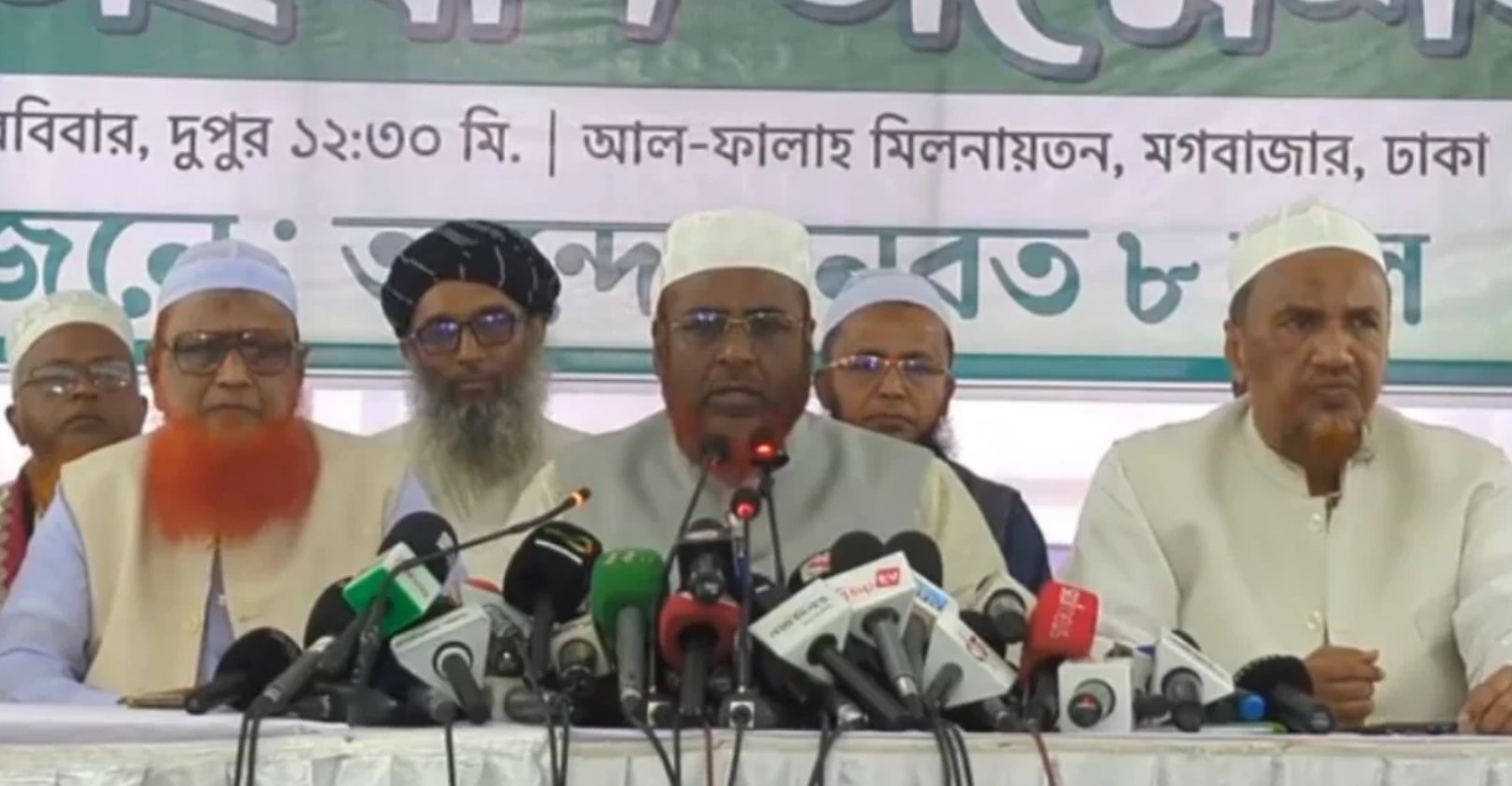 ‘গোপন শলাপরামর্শে বদলি’—নিরপেক্ষতার প্রশ্নে উদ্বেগ দলে আসন্ন জাতীয় নির্বাচনের আগে জেলা প্রশাসক ও উপজেলা নির্বাহী কর্মকর্তাসহ প্রশাসনের বিভিন্ন পর্যায়ে রদবদলকে ‘পক্ষপাতমূলক’ আখ্যা দিয়েছে জামায়াতে ইসলামি। দলটির সেক্রেটারি জেনারেল মিয়া গোলাম পরওয়ার অভিযোগ করেছেন—একটি নির্দিষ্ট রাজনৈতিক দলকে সন্তুষ্ট করতে গোপন পরামর্শের ভিত্তিতে এসব পরিবর্তন করা হয়েছে, যা নির্বাচনী সমতা নষ্ট করছে। রবিবার (১৬ নভেম্বর) রাজধানীর মগবাজারের আল ফালাহ মিলনায়তনে আটটি দলের যৌথ সংবাদ সম্মেলনে তিনি এসব কথা বলেন। ‘লেভেল প্লেয়িং ফিল্ড নষ্ট হচ্ছে’—মিয়া গোলাম পরওয়ার সংবাদ সম্মেলনে মিয়া গোলাম পরওয়ার বলেন, “ডিসি, ইউএনওসহ প্রশাসনের গুরুত্বপূর্ণ পদে যেভাবে বদলি ও নিয়োগ হচ্ছে, তা নির্বাচনী নিরপেক্ষতার পরিপন্থী। আমরা প্রধান উপদেষ্টার প্রতি আহ্বান জানাচ্ছি—তিনি যেন এ প্রক্রিয়ায় নিরপেক্ষ অবস্থান নিশ্চিত করেন।” আট দলের বৈঠক ও আন্দোলন অব্যাহত রাখার ঘোষণা এর আগে সকালে জামায়াতের কেন্দ্রীয় কার্যালয়ে দলটির আমির শফিকুর রহমানের সভাপতিত্বে আটটি রাজনৈতিক দলের শীর্ষ নেতারা বৈঠক করেন। বৈঠক শেষে সংবাদ সম্মেলনে জানানো হয়—জুলাই জাতীয় সনদ (সংবিধান সংস্কার) ও গণভোটের দাবিসহ পাঁচ দফা আন্দোলন অব্যাহত রাখা হবে। মিয়া গোলাম পরওয়ার বলেন, “আমাদের কিছু দাবি আংশিক পূরণ হলেও, সেগুলোর পূর্ণ বাস্তবায়ন না হওয়া পর্যন্ত আট দলের যৌথ আন্দোলন চলবে। লিঁয়াজো কমিটি শিগগিরই পরবর্তী কর্মসূচি ঠিক করবে।” গণভোট ও জাতীয় নির্বাচনের ঘোষণায় সাধারণ মানুষের সংশয় একই দিনে গণভোটের তারিখ ও জাতীয় নির্বাচনের ঘোষণা আসায় মানুষের মনে বিভ্রান্তি তৈরি হয়েছে মন্তব্য করে জামায়াতের সেক্রেটারি জেনারেল বলেন—এই অনিশ্চয়তার অবসান ঘটানোর দায়িত্ব সরকারকেই নিতে হবে।