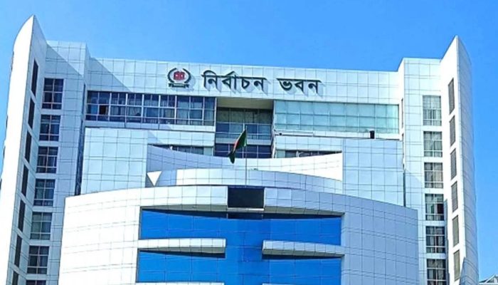 বিদেশে থাকা বাংলাদেশিদের ভোটাধিকার নিশ্চিতের উদ্যোগ আগামী মঙ্গলবার (১৮ নভেম্বর) সন্ধ্যায় প্রবাসী ভোটার নিবন্ধন অ্যাপ আনুষ্ঠানিকভাবে চালু করা হবে বলে জানিয়েছেন নির্বাচন কমিশনার ব্রিগেডিয়ার জেনারেল (অব.) আবুল ফজল মো. সানাউল্লাহ। রবিবার (১৬ নভেম্বর) রাজধানীর আগারগাঁওয়ে নির্বাচন কমিশন ভবনে অনুষ্ঠিত নিবন্ধিত রাজনৈতিক দলগুলোর সঙ্গে মতবিনিময় সভায় তিনি এ তথ্য জানান। প্রবাসীদের ভোটাধিকার নিশ্চিতই মূল লক্ষ্য সভায় কমিশনার সানাউল্লাহ বলেন, “১৮ নভেম্বর সন্ধ্যায় আমরা প্রবাসী ভোটার নিবন্ধন অ্যাপ উদ্বোধন করব। এবারই প্রথম আমরা বিদেশে থাকা বাংলাদেশিদের ভোটাধিকার বাস্তবায়নে দৃশ্যমান পদক্ষেপ নিচ্ছি।” তিনি রাজনৈতিক দলগুলোর প্রতি আহ্বান জানান প্রবাসী নাগরিকদের নিবন্ধনের বিষয়ে প্রচারণা চালাতে, যাতে উদ্যোগটি সফল হয়। অনলাইন প্রশিক্ষণ আজ বিকেলে একই দিন বিকেল ৩টায় প্রবাসী ভোটার নিবন্ধন ইস্যুতে নির্বাচন কমিশন একটি অনলাইন সভা আয়োজন করবে। ইসির বিজ্ঞপ্তিতে বলা হয়, জুম অ্যাপের মাধ্যমে আউট অব কান্ট্রি ভোটিং (ওসিভি) বিষয়ক এই প্রশিক্ষণে আঞ্চলিক ও জেলা নির্বাচন কর্মকর্তা, অতিরিক্ত জেলা নির্বাচন কর্মকর্তা এবং উপজেলা/থানা নির্বাচন কর্মকর্তারা অংশ নেবেন। ‘পোস্টাল ভোট বিডি’ অ্যাপ উন্মোচন করবেন সিইসি তথ্য অধিদপ্তরের আরেক বিজ্ঞপ্তিতে জানানো হয়েছে—১৮ নভেম্বর সন্ধ্যা ৬টা থেকে সোয়া ৭টার মধ্যে নির্বাচন ভবনের অডিটোরিয়ামে ‘পোস্টাল ভোট বিডি’ মোবাইল অ্যাপ উদ্বোধন করবেন প্রধান নির্বাচন কমিশনার এ. এম. এম. নাসির উদ্দিন। এর আগে ৯ নভেম্বর ইসির সিনিয়র সচিব আখতার আহমেদ জানান, প্রবাসীদের ভোটাধিকার সুরক্ষায় তৈরি অ্যাপটির নাম হবে ‘পোস্টাল ভোট বিডি’। নির্দিষ্ট দিনেই এর উদ্বোধন অনুষ্ঠিত হবে।