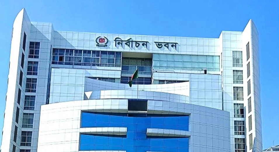 বিদেশে থাকা বাংলাদেশিদের ভোটাধিকার নিশ্চিতের উদ্যোগ আগামী মঙ্গলবার (১৮ নভেম্বর) সন্ধ্যায় প্রবাসী ভোটার নিবন্ধন অ্যাপ আনুষ্ঠানিকভাবে চালু করা হবে বলে জানিয়েছেন নির্বাচন কমিশনার ব্রিগেডিয়ার জেনারেল (অব.) আবুল ফজল মো. সানাউল্লাহ। রবিবার (১৬ নভেম্বর) রাজধানীর আগারগাঁওয়ে নির্বাচন কমিশন ভবনে অনুষ্ঠিত নিবন্ধিত রাজনৈতিক দলগুলোর সঙ্গে মতবিনিময় সভায় তিনি এ তথ্য জানান। প্রবাসীদের ভোটাধিকার নিশ্চিতই মূল লক্ষ্য সভায় কমিশনার সানাউল্লাহ বলেন, “১৮ নভেম্বর সন্ধ্যায় আমরা প্রবাসী ভোটার নিবন্ধন অ্যাপ উদ্বোধন করব। এবারই প্রথম আমরা বিদেশে থাকা বাংলাদেশিদের ভোটাধিকার বাস্তবায়নে দৃশ্যমান পদক্ষেপ নিচ্ছি।” তিনি রাজনৈতিক দলগুলোর প্রতি আহ্বান জানান প্রবাসী নাগরিকদের নিবন্ধনের বিষয়ে প্রচারণা চালাতে, যাতে উদ্যোগটি সফল হয়। অনলাইন প্রশিক্ষণ আজ বিকেলে একই দিন বিকেল ৩টায় প্রবাসী ভোটার নিবন্ধন ইস্যুতে নির্বাচন কমিশন একটি অনলাইন সভা আয়োজন করবে। ইসির বিজ্ঞপ্তিতে বলা হয়, জুম অ্যাপের মাধ্যমে আউট অব কান্ট্রি ভোটিং (ওসিভি) বিষয়ক এই প্রশিক্ষণে আঞ্চলিক ও জেলা নির্বাচন কর্মকর্তা, অতিরিক্ত জেলা নির্বাচন কর্মকর্তা এবং উপজেলা/থানা নির্বাচন কর্মকর্তারা অংশ নেবেন। ‘পোস্টাল ভোট বিডি’ অ্যাপ উন্মোচন করবেন সিইসি তথ্য অধিদপ্তরের আরেক বিজ্ঞপ্তিতে জানানো হয়েছে—১৮ নভেম্বর সন্ধ্যা ৬টা থেকে সোয়া ৭টার মধ্যে নির্বাচন ভবনের অডিটোরিয়ামে ‘পোস্টাল ভোট বিডি’ মোবাইল অ্যাপ উদ্বোধন করবেন প্রধান নির্বাচন কমিশনার এ. এম. এম. নাসির উদ্দিন। এর আগে ৯ নভেম্বর ইসির সিনিয়র সচিব আখতার আহমেদ জানান, প্রবাসীদের ভোটাধিকার সুরক্ষায় তৈরি অ্যাপটির নাম হবে ‘পোস্টাল ভোট বিডি’। নির্দিষ্ট দিনেই এর উদ্বোধন অনুষ্ঠিত হবে।