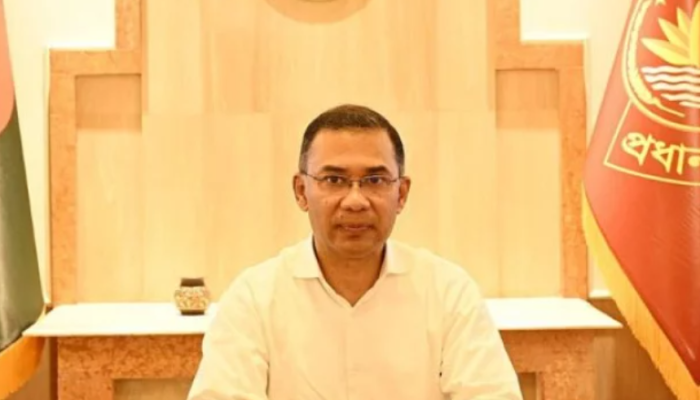 শনিবার (২৮ মার্চ) বিকেলে সংসদ ভবনে সরকার দলীয় সংসদীয় কমিটির বৈঠক শেষে সাংবাদিকদের এসব তথ্য জানিয়েছেন জাতীয় সংসদের সরকার দলীয় চিফ হুইপ নুরুল ইসলাম। চিফ হুইপ জানান, মধ্যপ্রাচ্যের যুদ্ধ পরিস্থিতির কারণে বিশ্ববাজারে তেলের দাম বাড়লেও বাংলাদেশে তা নিয়ন্ত্রণে সরকার সর্বোচ্চ চেষ্টা করছে। সরকার প্রতি মাসে প্রায় ২০০ কোটি টাকা ভর্তুকি দিয়ে তেলের দাম ঠিক রাখার চেষ্টা করছে। কিন্তু কিছু অসাধু চক্রের কারণে কৃত্রিম সংকট তৈরির চেষ্টা চলছে। এমনকি সীমান্ত দিয়ে তেল পাচারের অভিযোগও পাওয়া গেছে। এসব বন্ধে স্বরাষ্ট্রমন্ত্রীকে চিরুনি অভিযান ও কঠোর ব্যবস্থা নিতে নির্দেশ দিয়েছেন প্রধানমন্ত্রী। তিনি আরও জানান, দেশে বর্তমানে জ্বালানি তেলের কোনো ঘাটতি নেই। ইতোমধ্যে ২ লাখ মেট্রিক টনের জাহাজ বন্দরে ভিড়েছে এবং আরও ২ লাখ মেট্রিক টন আসার পথে রয়েছে।