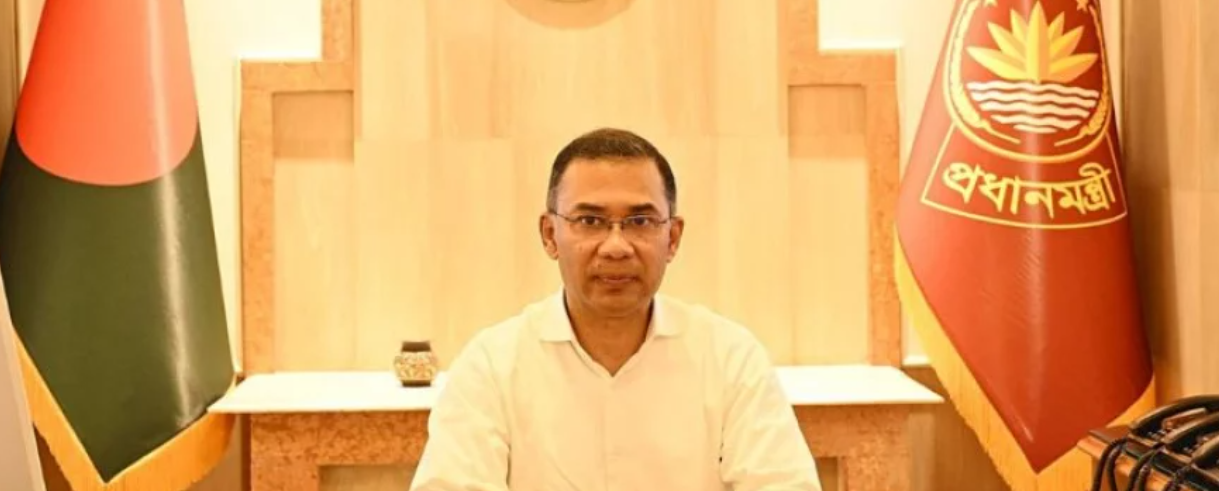 শনিবার (২৮ মার্চ) বিকেলে সংসদ ভবনে সরকার দলীয় সংসদীয় কমিটির বৈঠক শেষে সাংবাদিকদের এসব তথ্য জানিয়েছেন জাতীয় সংসদের সরকার দলীয় চিফ হুইপ নুরুল ইসলাম। চিফ হুইপ জানান, মধ্যপ্রাচ্যের যুদ্ধ পরিস্থিতির কারণে বিশ্ববাজারে তেলের দাম বাড়লেও বাংলাদেশে তা নিয়ন্ত্রণে সরকার সর্বোচ্চ চেষ্টা করছে। সরকার প্রতি মাসে প্রায় ২০০ কোটি টাকা ভর্তুকি দিয়ে তেলের দাম ঠিক রাখার চেষ্টা করছে। কিন্তু কিছু অসাধু চক্রের কারণে কৃত্রিম সংকট তৈরির চেষ্টা চলছে। এমনকি সীমান্ত দিয়ে তেল পাচারের অভিযোগও পাওয়া গেছে। এসব বন্ধে স্বরাষ্ট্রমন্ত্রীকে চিরুনি অভিযান ও কঠোর ব্যবস্থা নিতে নির্দেশ দিয়েছেন প্রধানমন্ত্রী। তিনি আরও জানান, দেশে বর্তমানে জ্বালানি তেলের কোনো ঘাটতি নেই। ইতোমধ্যে ২ লাখ মেট্রিক টনের জাহাজ বন্দরে ভিড়েছে এবং আরও ২ লাখ মেট্রিক টন আসার পথে রয়েছে।